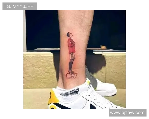 全身纹身的女足球明星展现个性与实力引领运动潮流